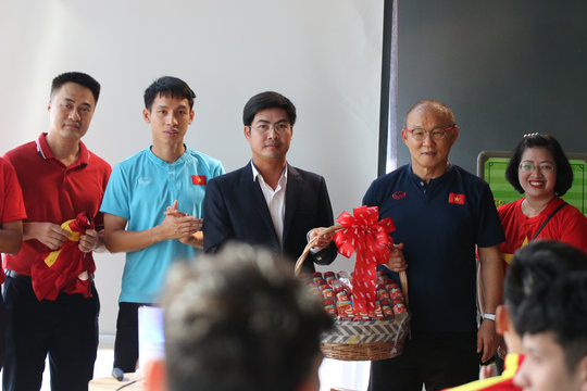 Đại sứ quán Việt Nam tại Thái Lan thăm và động viên tuyển thủ trước trận chung kết