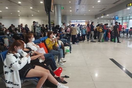 Sân bay Tân Sơn Nhất đông đúc ngày cận tết