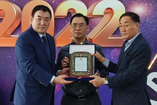 Viện Kinh tế & Lao động Hàn Quốc trao Kỷ niệm chương cho Chủ tịch HĐQT HDTC Đinh Trường Chinh