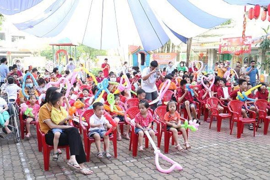CSGT TPHCM chăm lo cho hơn 300 em nhỏ dịp tết
