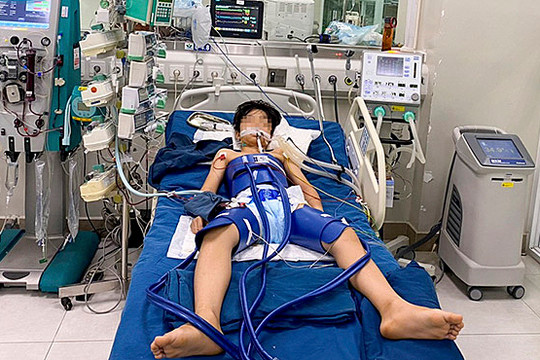 Ngừng tuần hoàn 1 giờ sau khi bị quả bóng đập trúng ngực