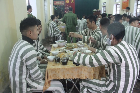 Ấm lòng bữa cơm tất niên sớm trong trại giam