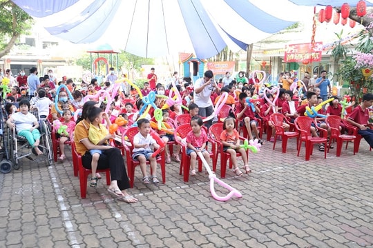CSGT TPHCM chăm lo cho hơn 300 em nhỏ dịp tết