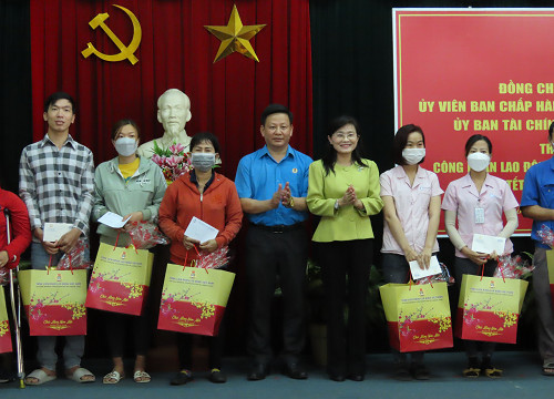 Để ai cũng có Tết