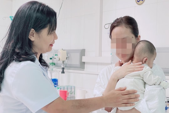 Bé sinh non nặng 800gr bị thủng ruột, nhiễm độc nặng