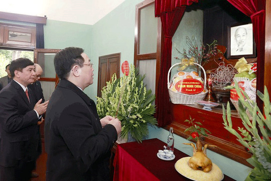 Chủ tịch Quốc hội dâng hương tưởng niệm Chủ tịch Hồ Chí Minh