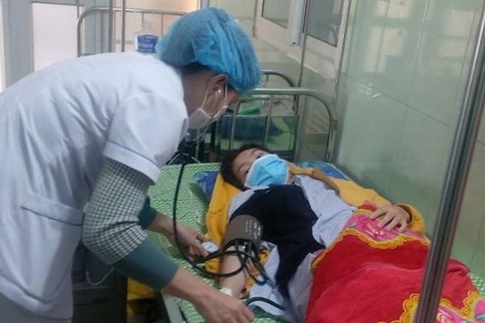 Sưởi ấm bằng than, sản phụ và mẹ phải nhập viện