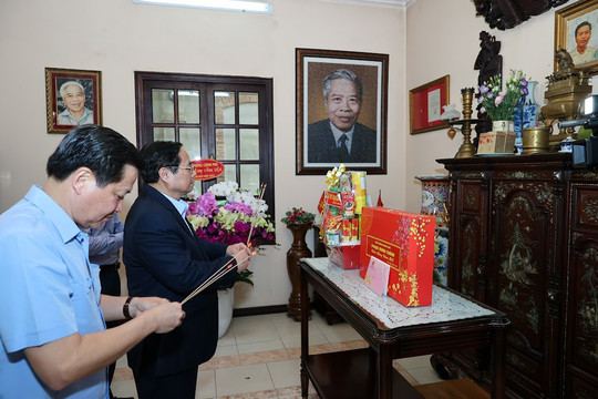 Thủ tướng Phạm Minh Chính dâng hương tưởng nhớ các đồng chí cố Thủ tướng Chính phủ