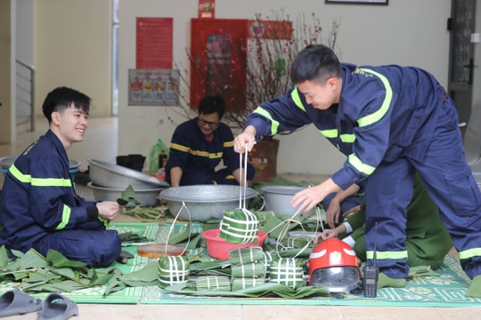 Gói bánh chưng đón Tết bên đồng đội
