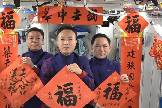 Phi hành gia Trung Quốc gửi lời chúc Tết từ trạm vũ trụ Thiên Cung