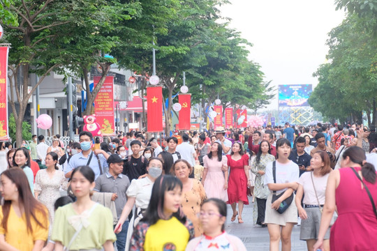 TPHCM: Hàng nghìn người đổ về phố đi bộ Nguyễn Huệ chờ đón năm mới