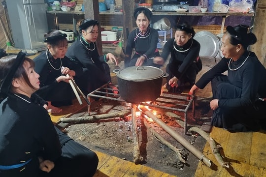 Bánh chưng đen: Nét ẩm thực độc đáo của người Tày