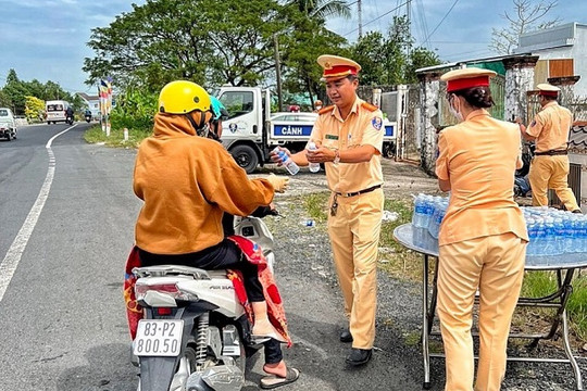 Bạc Liêu: Những chai nước nghĩa tình