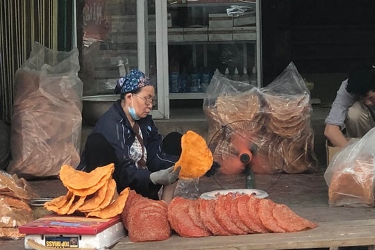 Ngây ngất hương vị bánh đa gấc, ăn lấy may đầu năm