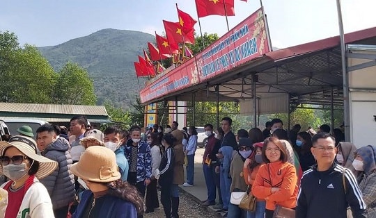 Người chật như nêm tại huyệt đạo linh thiêng Am Tiên