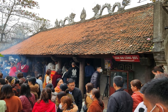 Hàng vạn người dân đi đền Độc Cước cầu may đầu năm