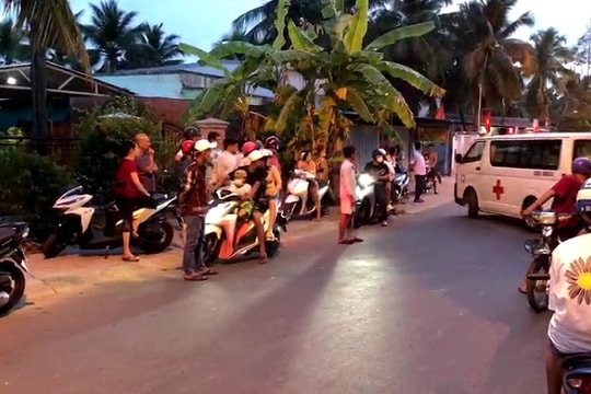 Chồng tự sát sau khi cầm dao đâm vợ trọng thương