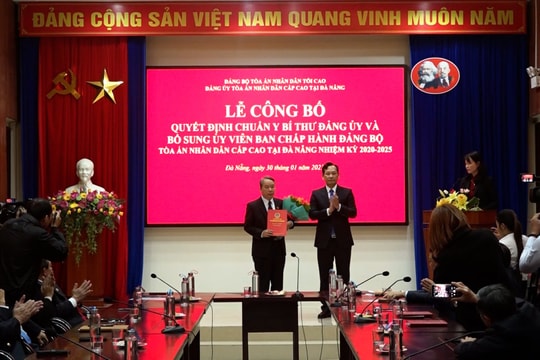 Trao Quyết định Bí thư Đảng ủy và bổ sung Ủy viên Ban Chấp hành Đảng bộ TANDCC tại Đà Nẵng