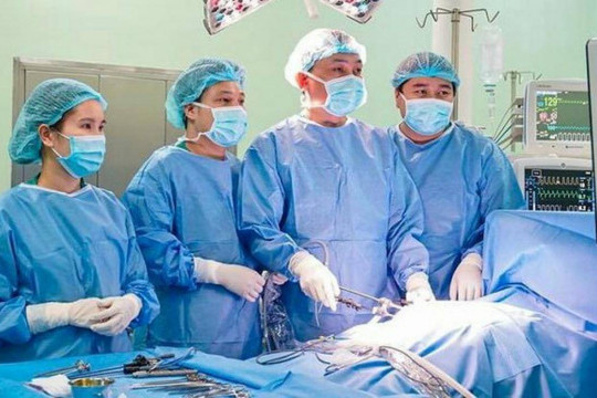 Bé gái 3 tuổi bị xoắn dạ dày 180 độ hiếm gặp