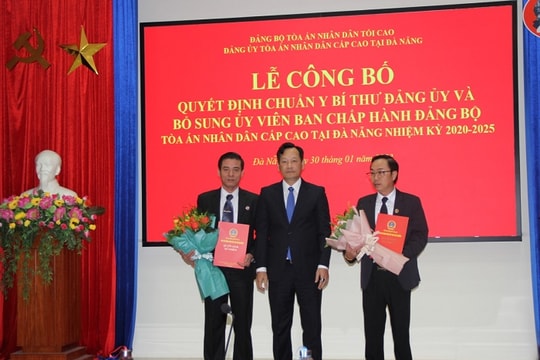 Trao Quyết định chuẩn y Bí thư Đảng ủy và bổ sung Ủy viên Ban Chấp hành Đảng bộ TANDCC tại Đà Nẵng