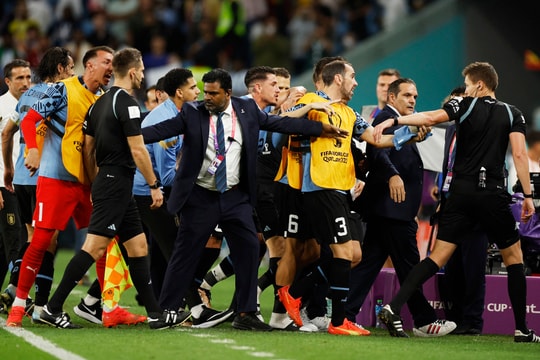 FIFA ra án phạt các cầu thủ Uruguay