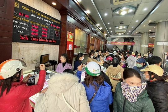Thanh Hóa: Chật cứng người mua vàng ngày vía Thần Tài