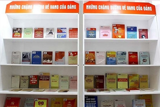 Trưng bày sách, báo với chủ đề ''Mùa xuân dâng Đảng''