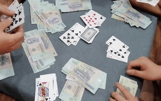 Khởi tố các đối tượng đánh bạc tại trụ sở Chi cục Dự trữ Nhà nước