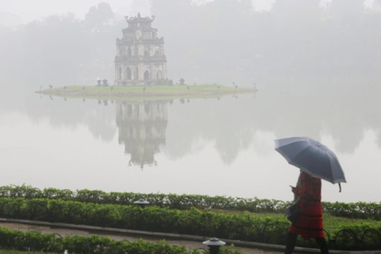 Bắc Bộ trời rét mưa nhỏ về đêm và sáng sớm, Nam Bộ có mưa rào và dông