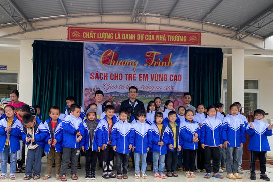Trao sách, áo ấm cho học sinh dân tộc Thái, Mường xã Phú Xuân