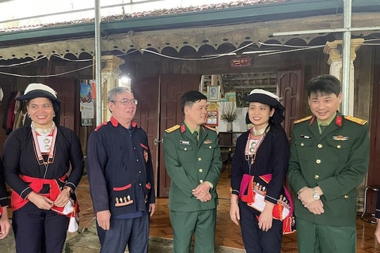 Cô gái xinh đẹp người Dao tự hào được khoác áo lính