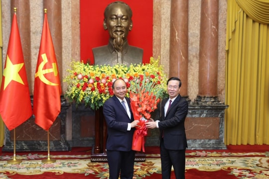 Nguyên Chủ tịch nước Nguyễn Xuân Phúc bàn giao công tác