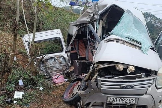 Xe khách và xe đầu kéo va chạm, 4 người thương vong