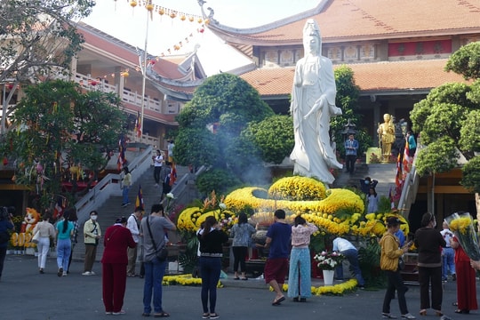 TPHCM: Hàng nghìn người háo hức đi chùa ngày rằm tháng Giêng