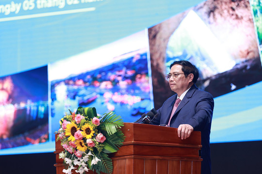 Thủ tướng: "Phải đi lên từ khung trời, cửa biển, mảnh đất, bàn tay, khối óc của mình"