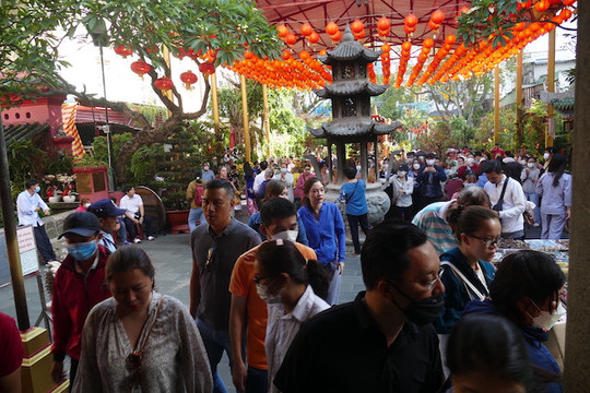 TPHCM: Hàng nghìn người đi chùa ngày rằm tháng Giêng