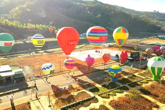 Kỷ lục với 30 quả khinh khí cầu bay trên “vùng đất sâm” Ngọc Linh