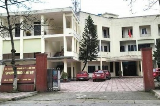 Hàng loạt cán bộ bị bắt vì nhận tiền “bôi trơn” để làm nhanh sổ đỏ