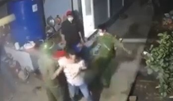 Giáng cấp bậc quân hàm đối với Công an xã đá người đàn ông say rượu