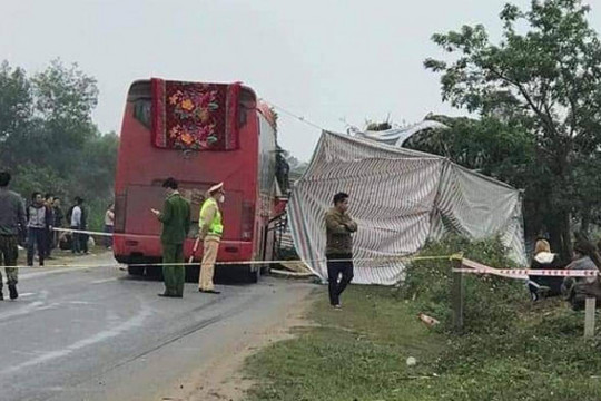 Xe khách đâm xe tải dừng đỗ khiến 2 người thương vong