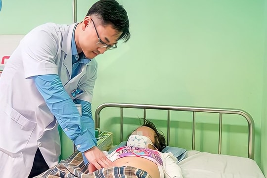 Chơi trên nền nhà trơn ướt, bé gái 10 tuổi bị ngã vỡ thận