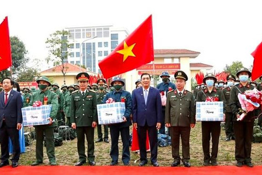 Phú Thọ: Gần 2000 tân binh hăng hái lên đường ngập ngũ