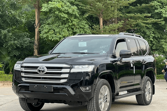Toyota Land Cruiser 2023 chính hãng về Việt Nam
