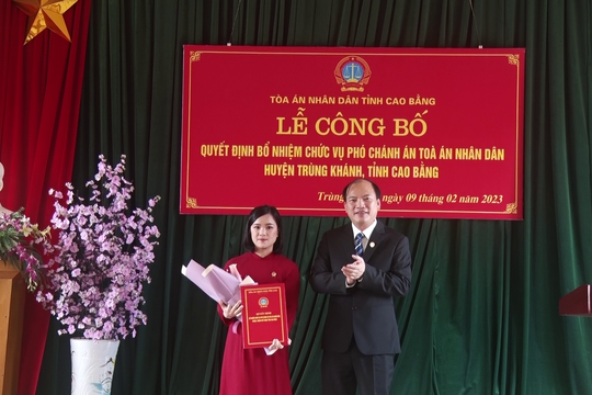 Trao quyết định bổ nhiệm chức vụ Phó chánh án TAND huyện Trùng Khánh