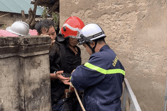 Người đàn ông rơi xuống giếng sâu 25m