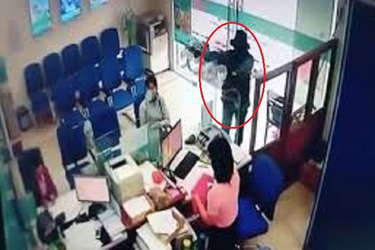Người đàn ông táo tợn mang súng đi cướp ngân hàng