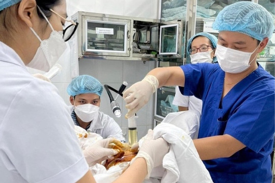 Rút 2 lít nước ối, khâu cổ tử cung để giữ thai