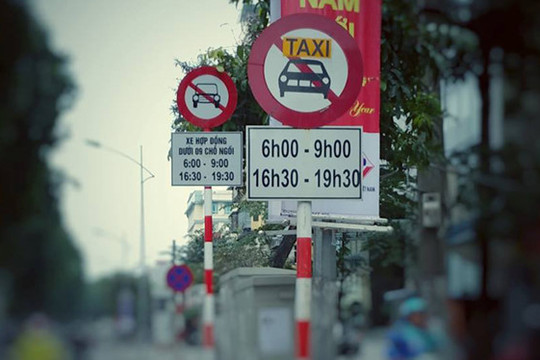 Hà Nội xem xét dỡ bỏ biển cấm taxi trên nhiều tuyến phố