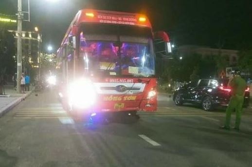 Xe máy lọt gầm xe khách, 2 người tử vong