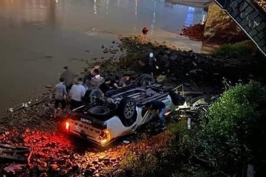 Xe bán tải đâm đổ lan can cầu, lao xuống sông Ka Long khiến 2 người tử vong